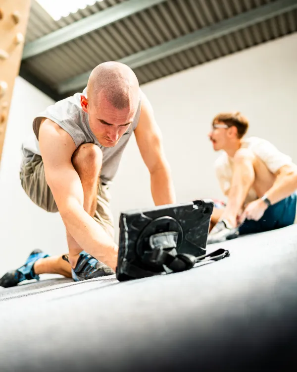 Using the Stokt app to record routes and attempts on the 25 degree woody